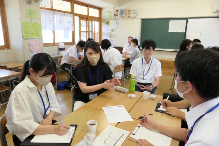 現役教員の話しに耳を傾ける学生たち＝岡山県津山市＝