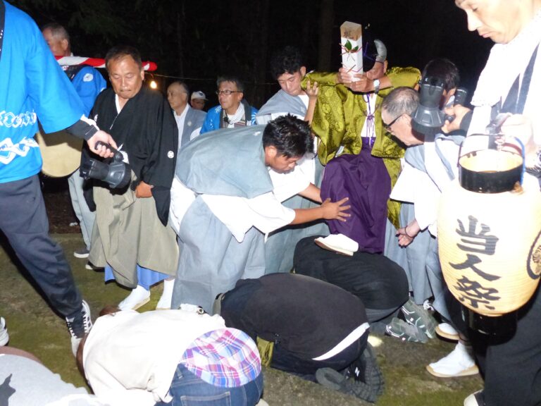 参拝者をまたぐ生き神さま=岡山県美作市で