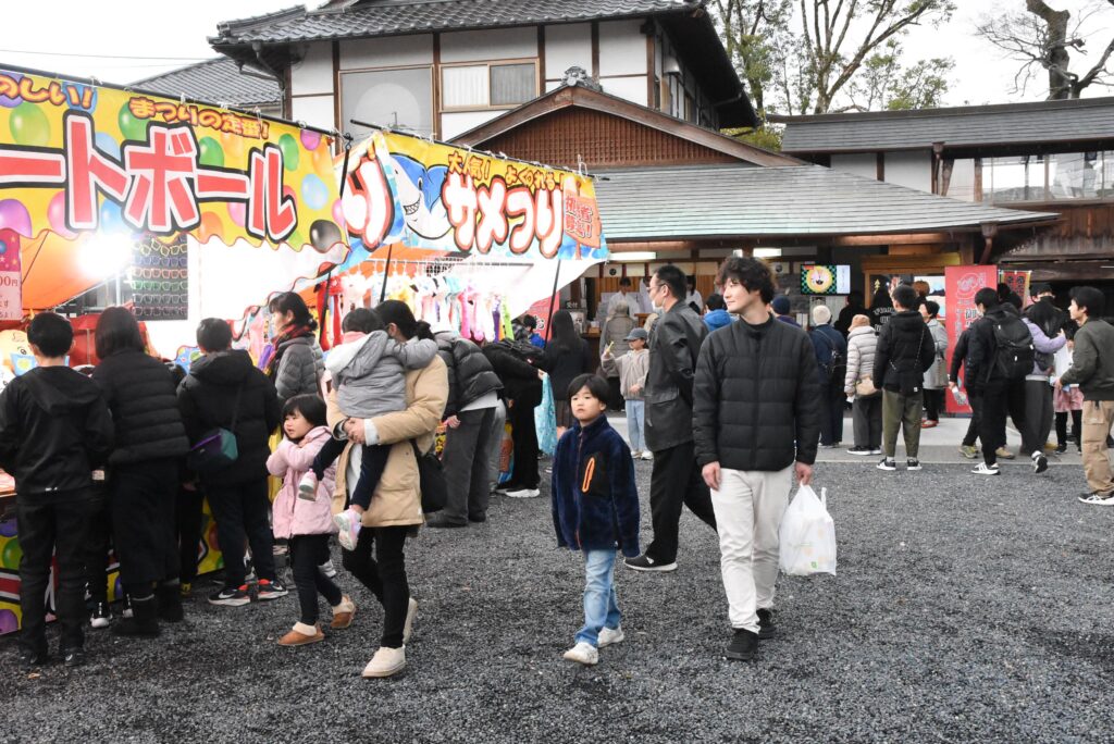 家族連れらでにぎわう徳守神社の境内