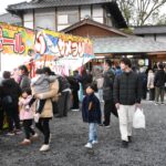 家族連れらでにぎわう徳守神社の境内