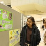 留学生の出身国を紹介した展示コーナー=岡山県津山市で