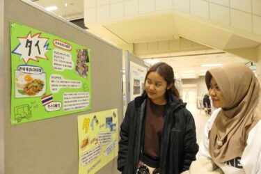 留学生の出身国を紹介した展示コーナー=岡山県津山市で