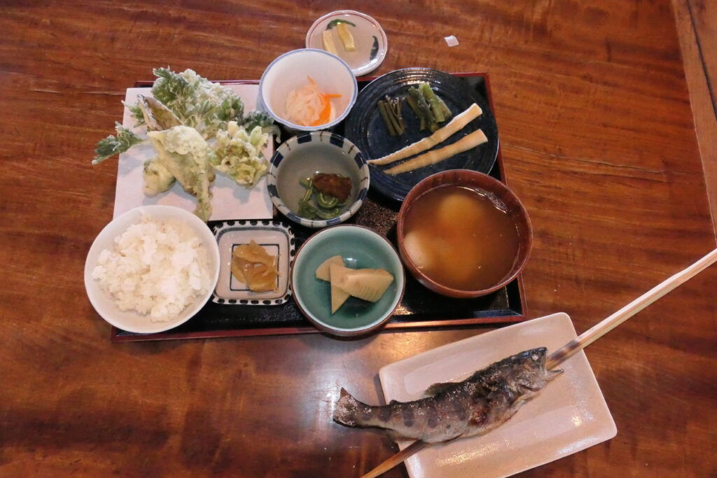 人気メニュー3品がそろった「うたたね定食」