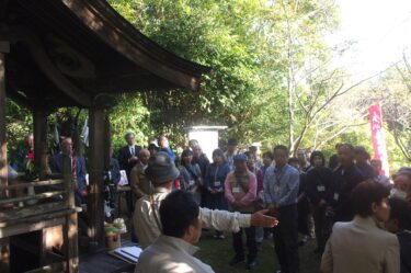 坂田金時をまつる栗柄神社を見学する小山町の訪問団=岡山県勝央町で