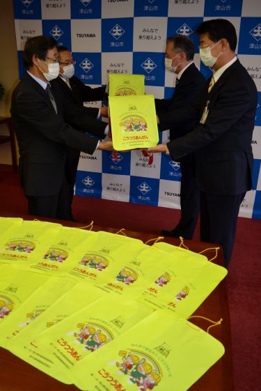 県自動車整備振興会美作支部と美作自動車整備協同組合ランドセルカバー寄贈