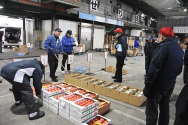 初市の地物野菜を競り落とす仲買人たち=岡山県津山市、津山中央青果で