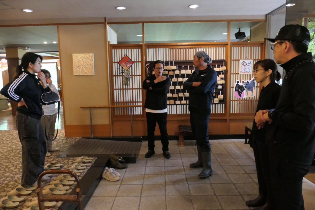 花火の打ち上げに向けて協議する主催者と協力企業のスタッフ