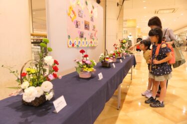 園児たちの豊かな感性を生かした作品を鑑賞する子どもたち＝岡山県津山市のアルネ津山2階で