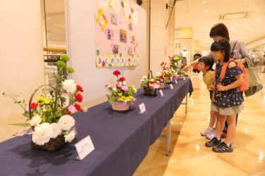 「花育活動」　園児6人がフラワーアレンジメントに挑戦　作品展で力作披露／岡山・津山市