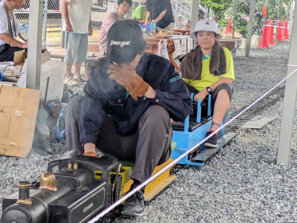 ミニSLの乗車を楽しむ子ども