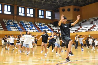 「ごんごおどり」を練習する参加者=岡山県津山市で
