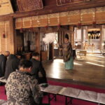 厄払いをする男性たち