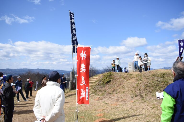 本丸跡で紙ひこうき飛ばしを楽しむ参加者=岡山県津山市で
