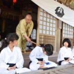 座禅に挑戦する子どもたち=岡山県美咲町で