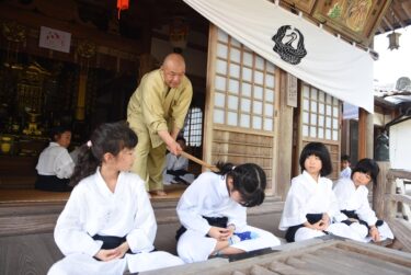 座禅に挑戦する子どもたち=岡山県美咲町で