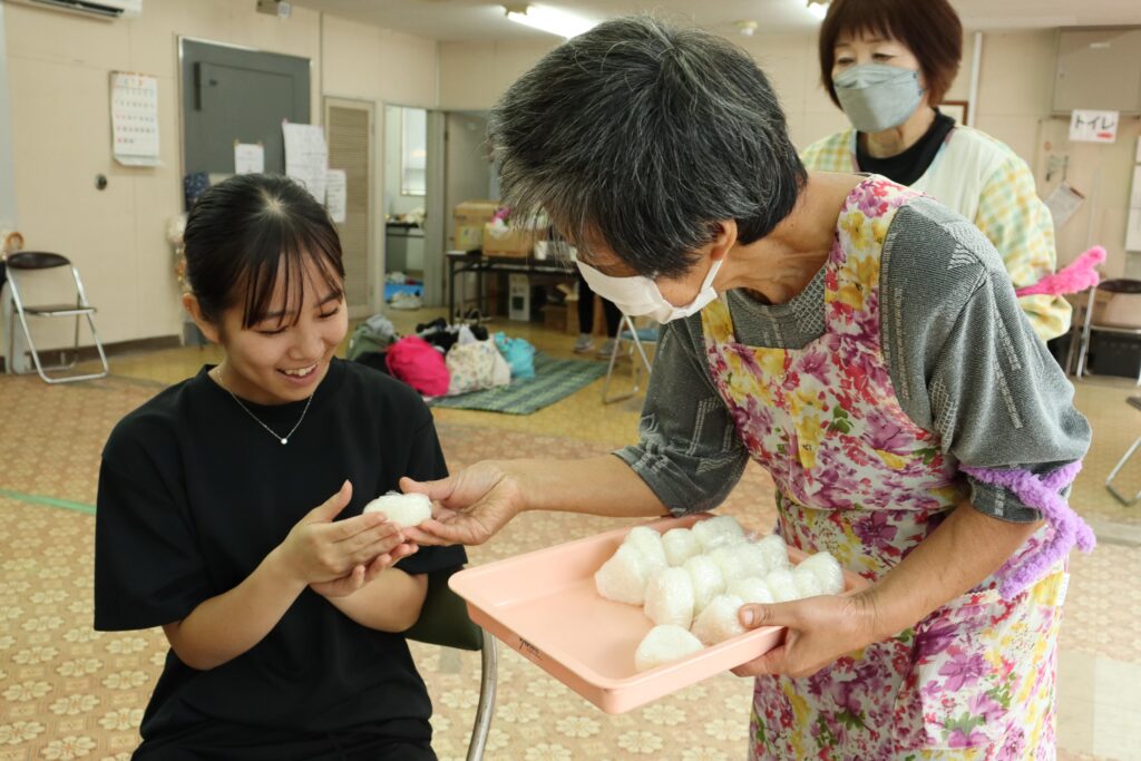 会場で来場者に振舞われたおにぎり