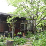 緑に囲まれた隠れ家的なたたずまい＝岡山県津山市で