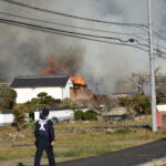 炎と煙を上げる民家=岡山県美作市で