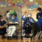 「せーの」の掛け声で紙飛行機を飛ばす参加者