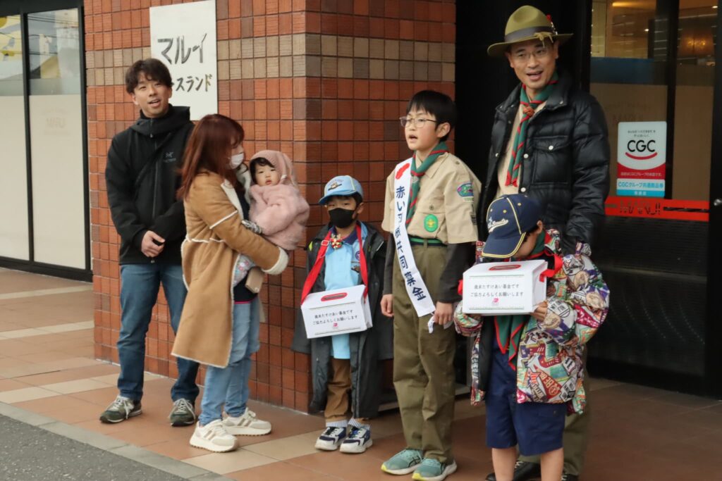 募金を呼びかける団員