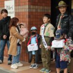 募金を呼びかける団員