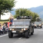 自衛隊車両による迫力あるパレード=岡山県奈義町で