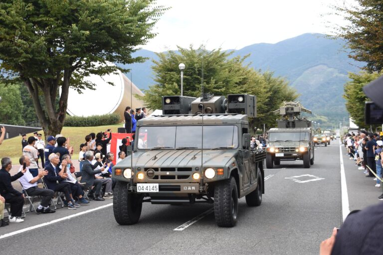 自衛隊車両による迫力あるパレード=岡山県奈義町で