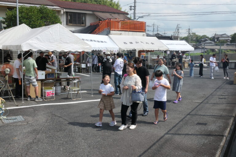 多くの人でにぎわう交流会の会場