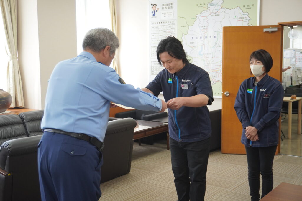 大西署長から感謝状を受け取る上山店長