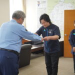 大西署長から感謝状を受け取る上山店長
