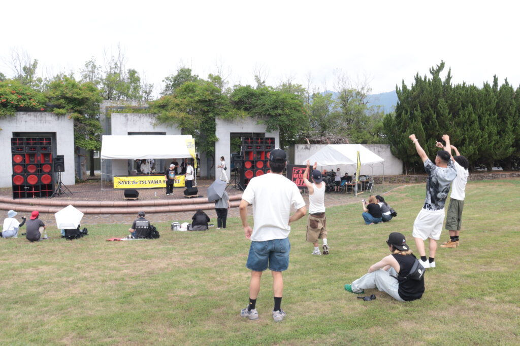 開放的な雰囲気の中で音楽を楽しむ人たち