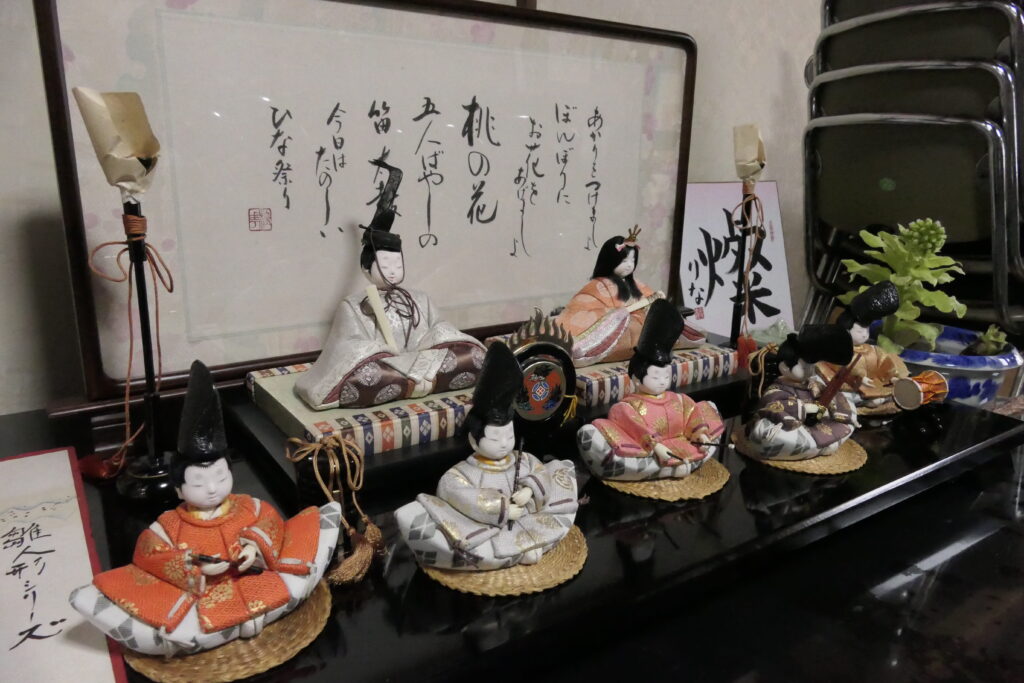 愛らしい姿の人形たち