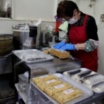 名物の「さば寿司」を作る吉川店長＝岡山県津山市で
