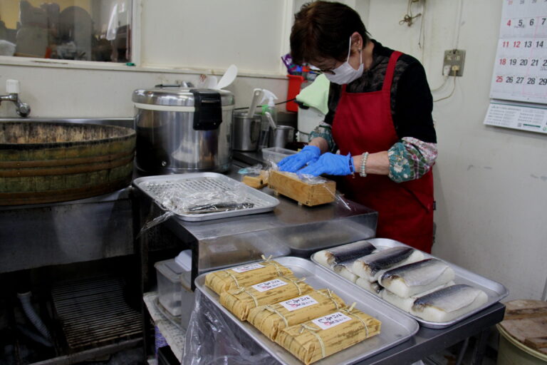 名物の「さば寿司」を作る吉川店長＝岡山県津山市で