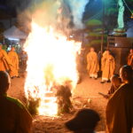 無病息災などを祈願した柴灯大護摩供=岡山県津山市で