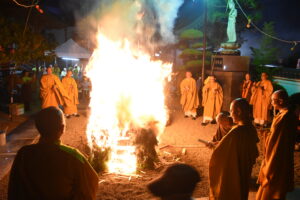 無病息災などを祈願した柴灯大護摩供=岡山県津山市で