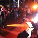バンド演奏に合わせて踊る人たち