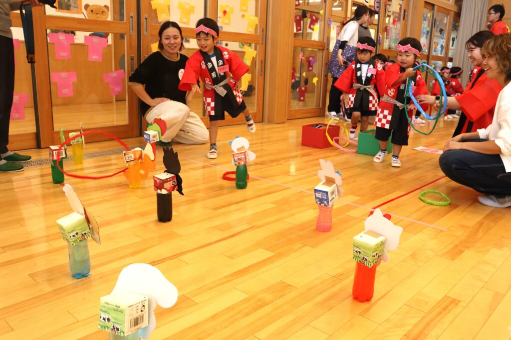 お祭り気分を味わう園児たち