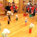 お祭り気分を味わう園児たち