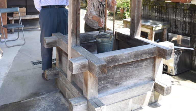 井上さん方の古風な井戸=岡山県津山市で