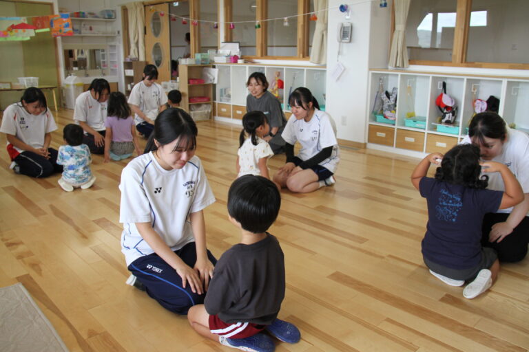 園児と向き合い、遊びを通して保育の仕事を体験する高校生たち＝岡山県勝央町で