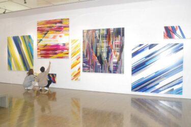 鮮やかな空間芸術　美術家・中島麦さんが個展　流れる顔料に一体感や迫力／岡山・奈義町