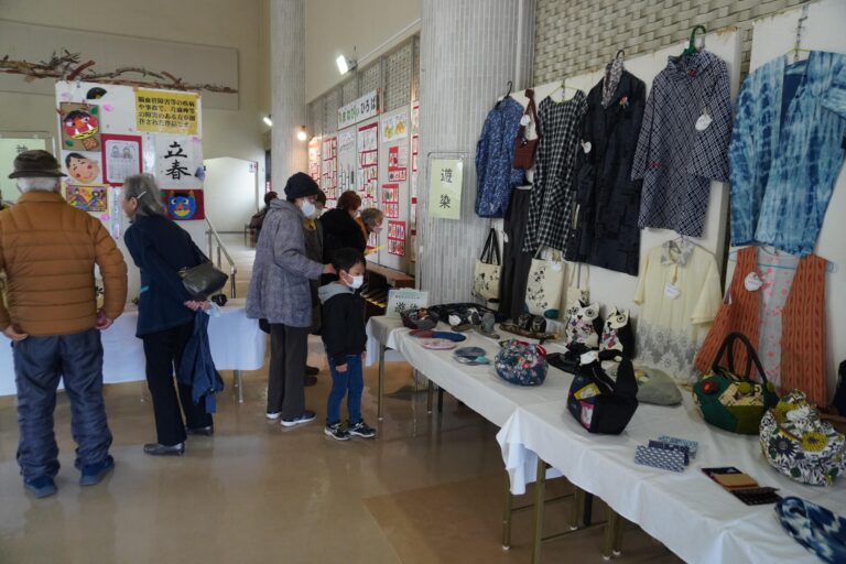 多彩な作品に見入る来館者=岡山県津山市で