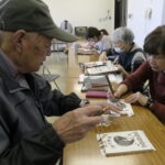 会員に教わりながら制作に励む参加者=岡山県津山市で