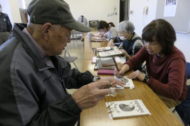 会員に教わりながら制作に励む参加者=岡山県津山市で
