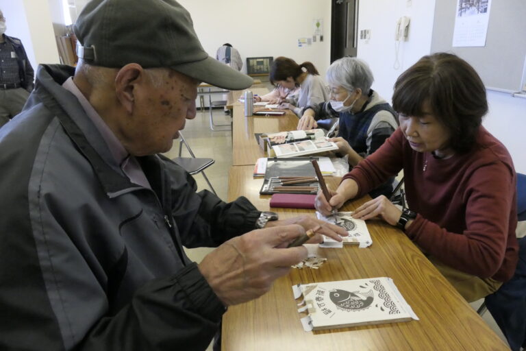 会員に教わりながら制作に励む参加者=岡山県津山市で