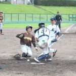 熱戦が繰り広げられた決勝（津山消防署ー日本植生）=岡山県津山市で