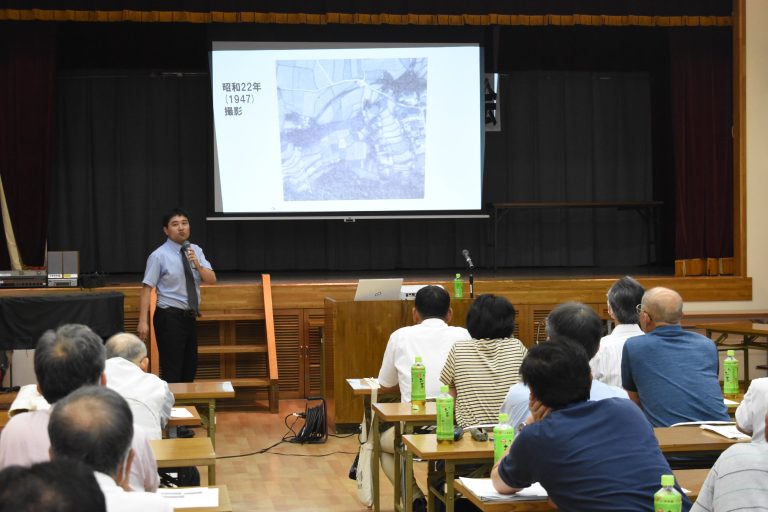 皿構跡について話す赤坂さん