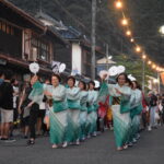 旧出雲街道美甘宿を練るふれ愛おどりパレード=岡山県真庭市で