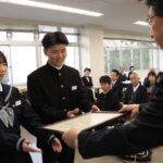 表彰状を受け取る津山市中学生「吹奏楽を語る会」実行委メンバー